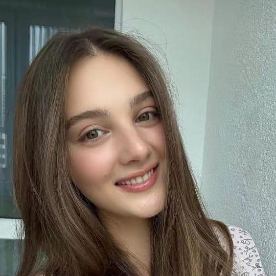Elena Jhones